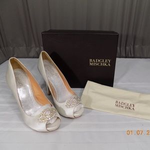 NEW Badgley Mischka Satin White Heels Size 10